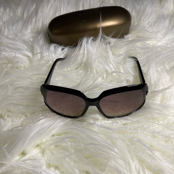 Gucci Accessories - Gucci oversize sunglasses